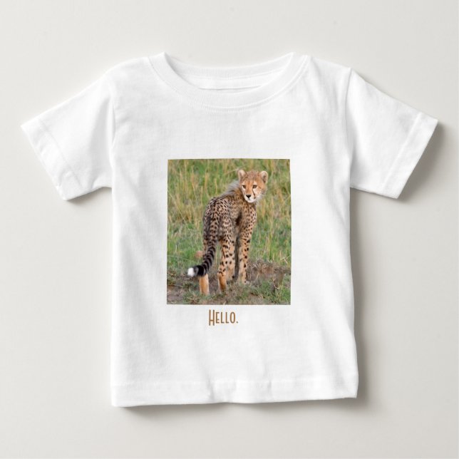 De Bebé Cheetah Cub Mirándote. Camiseta para bebés (Anverso)