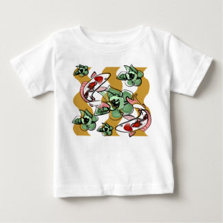 De Bebé Dos carpas en la camiseta del estanque