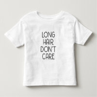 El pelo largo no cuida la camiseta del niño