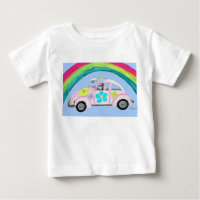 Galgo en coche hippie con camiseta arcoíris