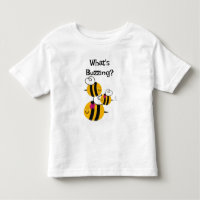 La camiseta del niño manosea las abejas que zumban