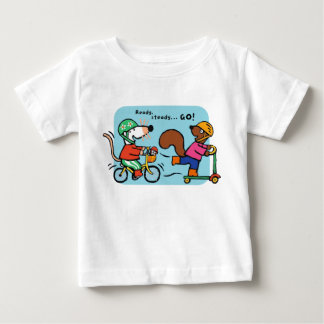 De Bebé Maisy viaja en bicicleta con la camiseta del niño