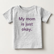 Mi mamá es apenas camiseta aceptable del niño