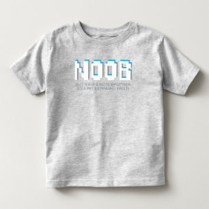 De Bebé Noob pixelated la camiseta joven del hermano del