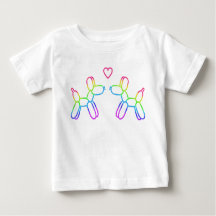 Perros con globo arcoiris en camiseta con amor par
