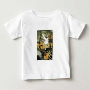 De Bebé Un giro en la camiseta del jardín