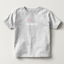 Un niño pequeño gris lateral sólo camiseta