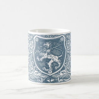 De Café Caballeros y taza desenfrenada del león