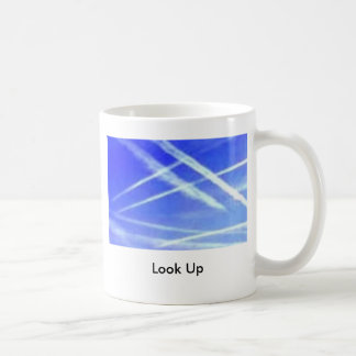 De Café Chemmmsky mira para arriba la taza