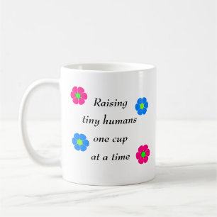 De Café Criando a seres humanos minúsculos una taza a la