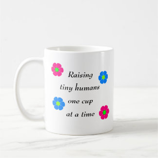 De Café Criando a seres humanos minúsculos una taza a la