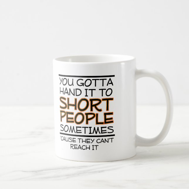 De Café Dáselo a las personas bajas Taza divertida (Derecha)