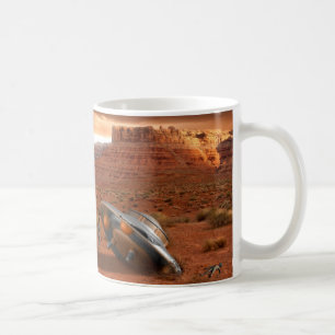 De Café Desplome del UFO en desierto con la taza