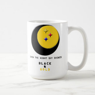 De Café El negro y el oro está incluso en la taza del