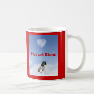 De Café El Schnauzer miniatura abraza y besa la taza