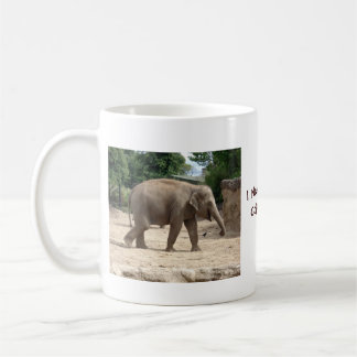 De Café Elefante asiático que camina en la taza o el