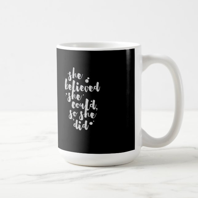 De Café Ella creyó que ella podría - taza inspiradora (Derecha)