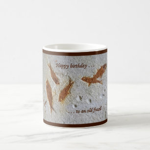 De Café Feliz cumpleaños a una taza fósil vieja