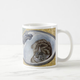 De Café Gato en la taza del fregadero