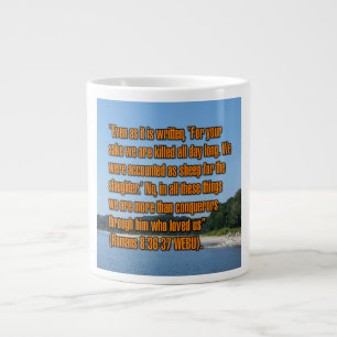 De Café Gigante Romanos 8:36-37 WEBU Taza