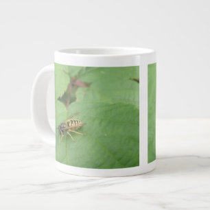 De Café Grande Taza con Mosca Flotante en una Hoja
