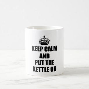 De Café guarde la calma y ponga la caldera en la taza o la