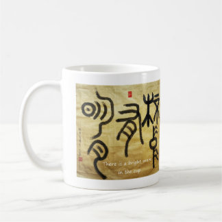 De Café Hay una luna brillante en la taza