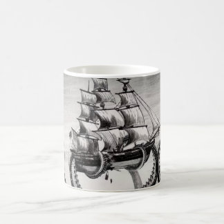 De Café Kraken que sostiene el pirata/la taza del blanco