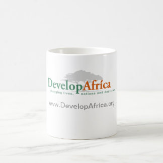 De Café la taza blanca clásica con desarrolla el logotipo