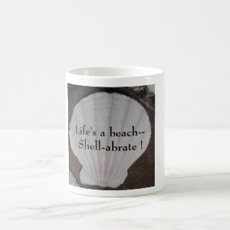 De Café La vida es una playa--¡SHELL-abrate!  Taza