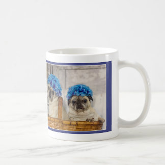 De Café Las hermanas escuchan con su taza del barro