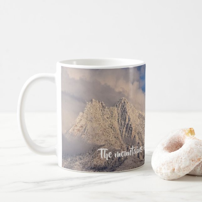 De Café Las montañas están llamando y debo ir - taza (Con donut)