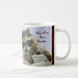 De Café Mapache lindo del bandido, robando su taza del