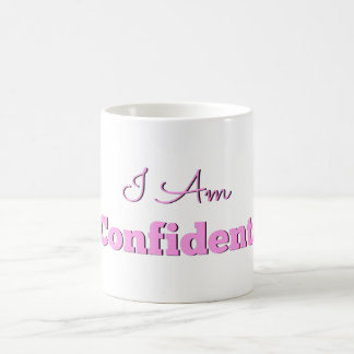 De Café Me siento confiado en rosa en la taza blanca