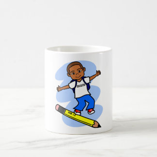 De Café Muchacho que practica surf en la taza amarilla del