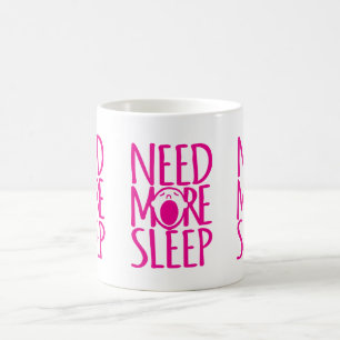 De Café Necesite más taza blanca del lema del rosa del
