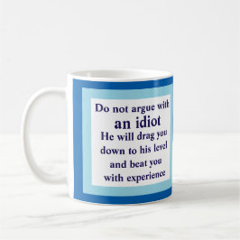 De Café no discuta con un idiota, él… Taza blanca