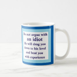 De Café no discuta con un idiota, él… Taza blanca