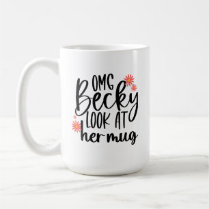De Café OMG Becky mira su taza
