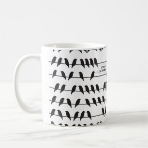 De Café pájaro en una taza del alambre