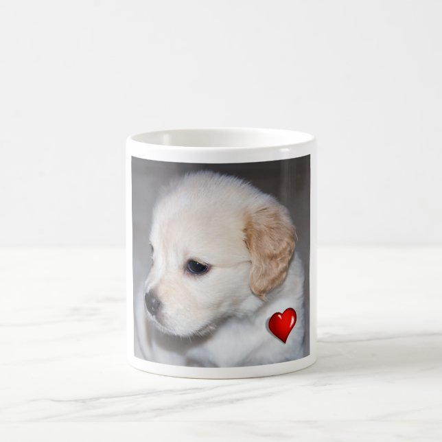 De Café Perrito del golden retriever con una taza roja del (Centro)