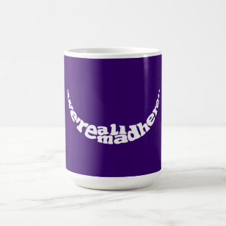 De Café Somos todos aquí Alicia enojada en taza del país