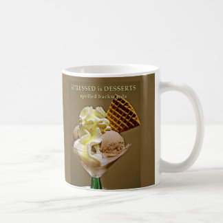 De Café STRESSED es al revés - taza deletreada los POSTRES