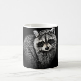 De Café Taza apacible del Racoon. En negro