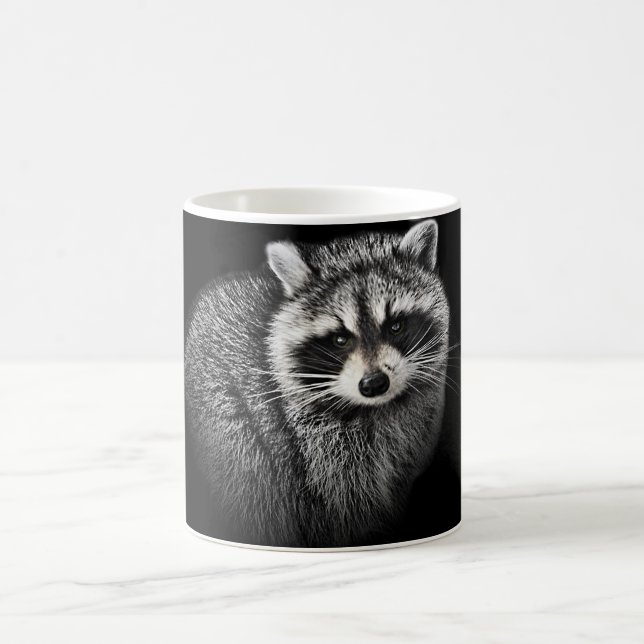 De Café Taza apacible del Racoon. En negro (Centro)