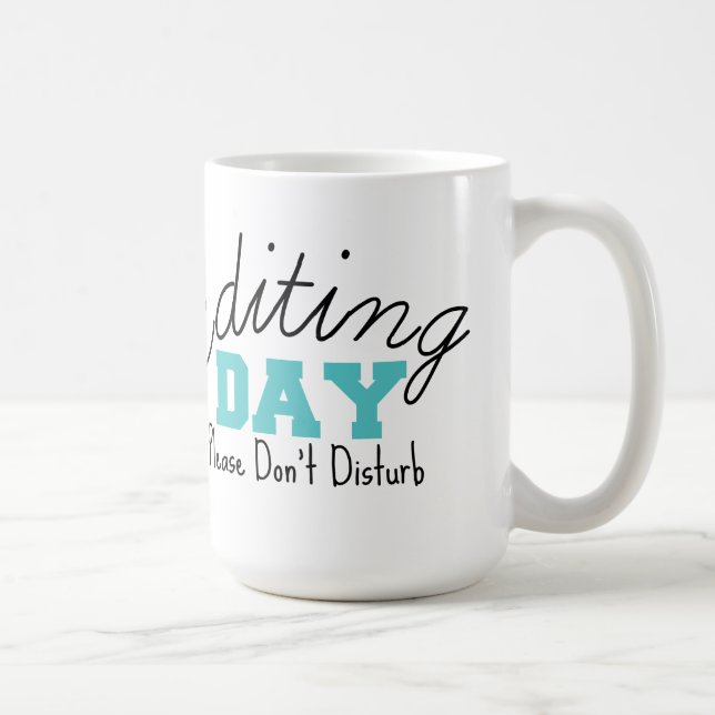 De Café Taza azul del día que corrige (Derecha)