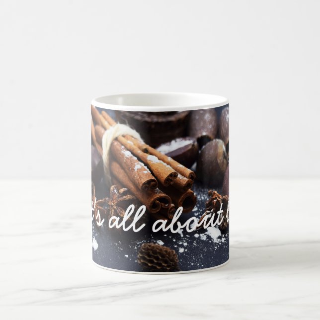De Café Taza blanca con canela y castañas y texto (Centro)