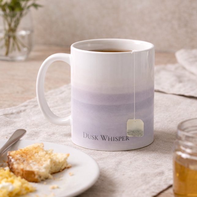 De Café Taza clásica Dusk Whisper Fade, 11 oz (A soft dusk fade centers the design with refined serif Dusk Whisper text)
