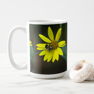 De Café Taza con abeja en flor silvestre amarilla
