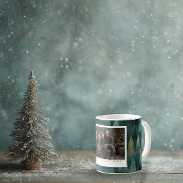 De Café Taza con árboles navideños verdes y dorados